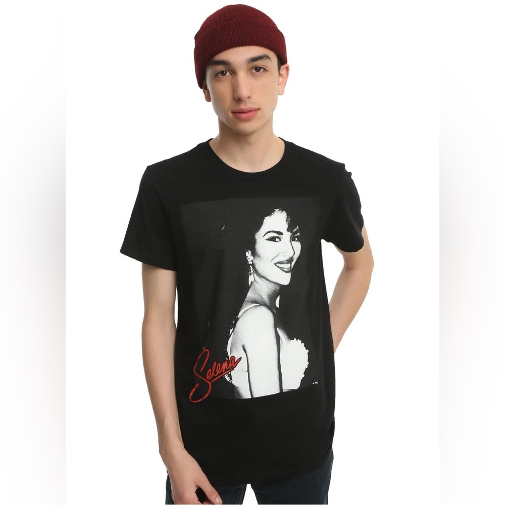 Selena 🌹 Black & White Portrait Tee - Picture 7 of 7